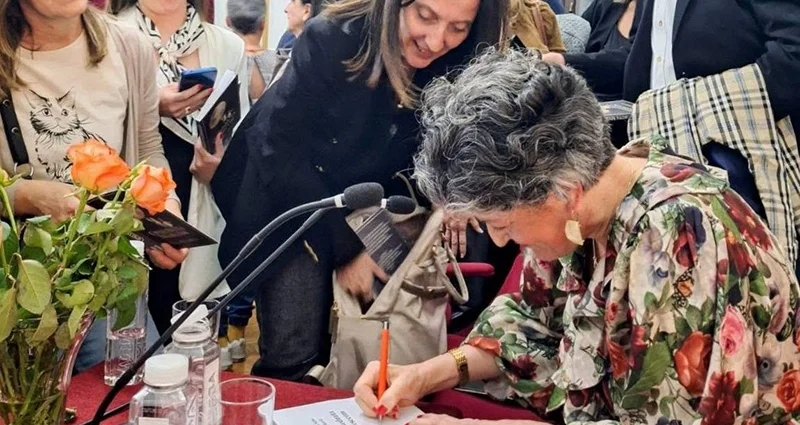 Fotografija: Slavica Sabo Tripković potpisuje knjigu Opsednuta mesecom