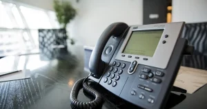 Telefon na stolu u praznoj kancelariji.