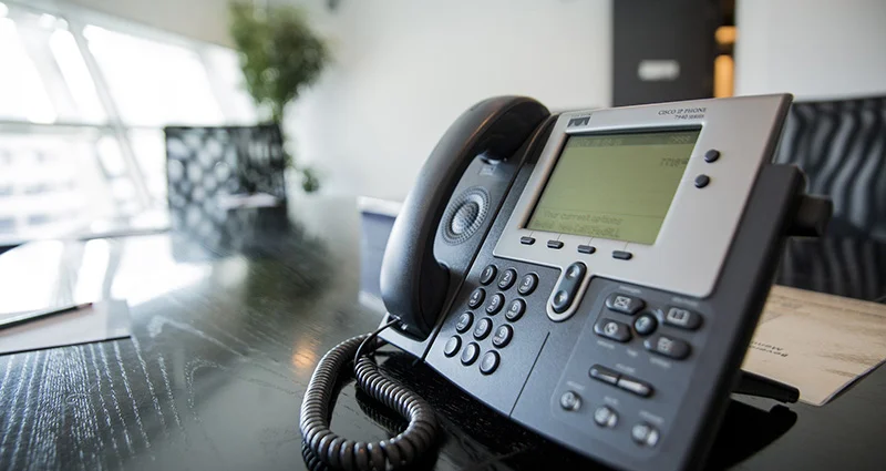Telefon na stolu u praznoj kancelariji.